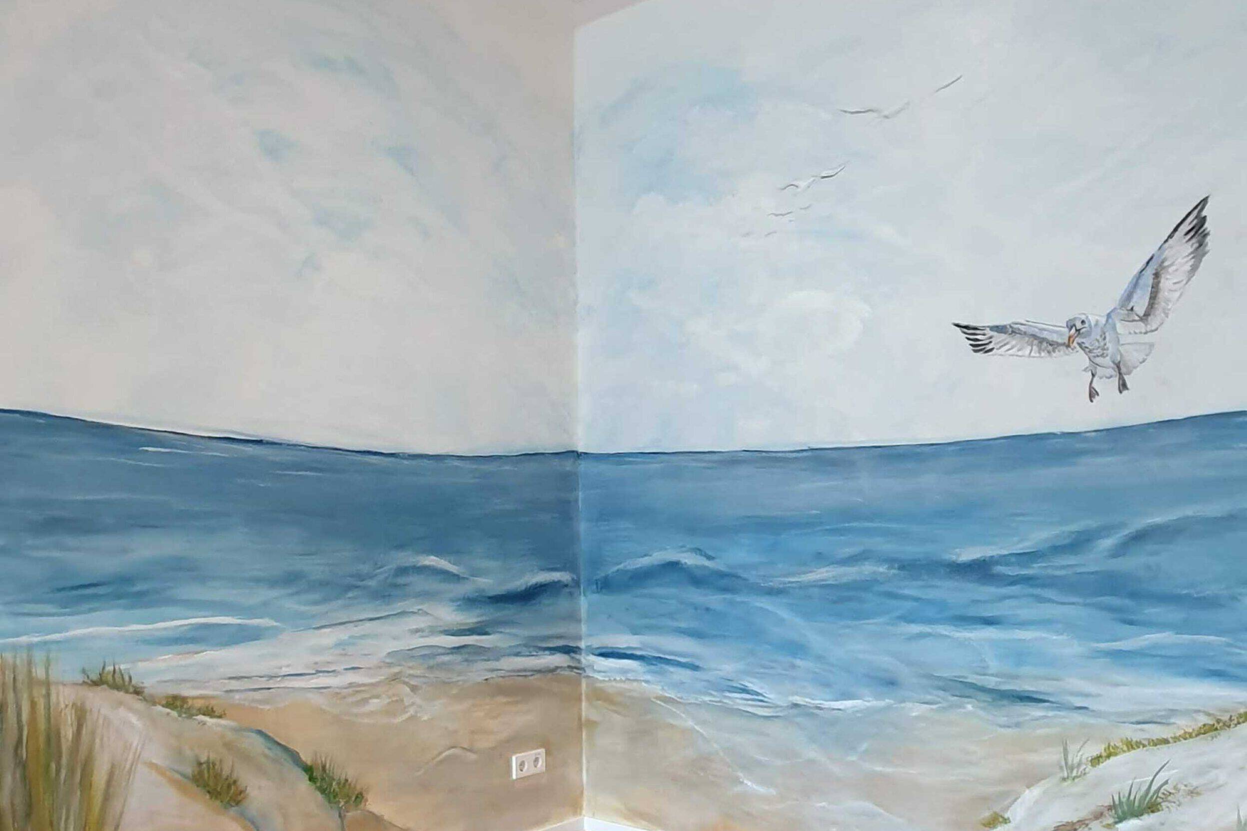 Zwei Wände über Eck, die mit einer Meerlandschaft an der Nordsee bemalt sind. Rechst oben fliegt eine Möwe auf den Betrachter zu.