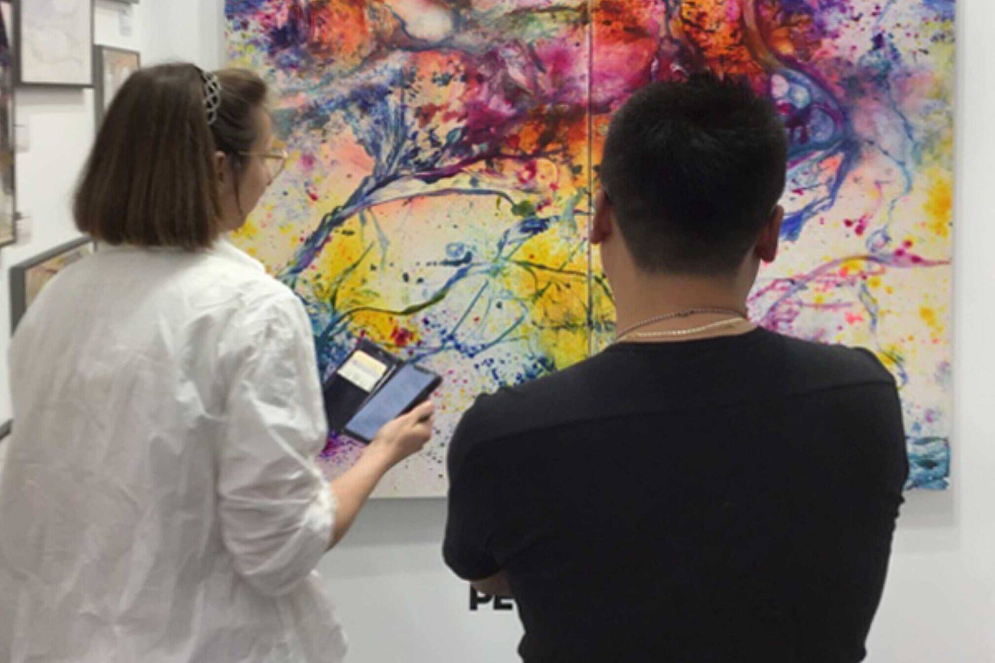 Kunstmesse, Peking, Besucher vor Gemälde