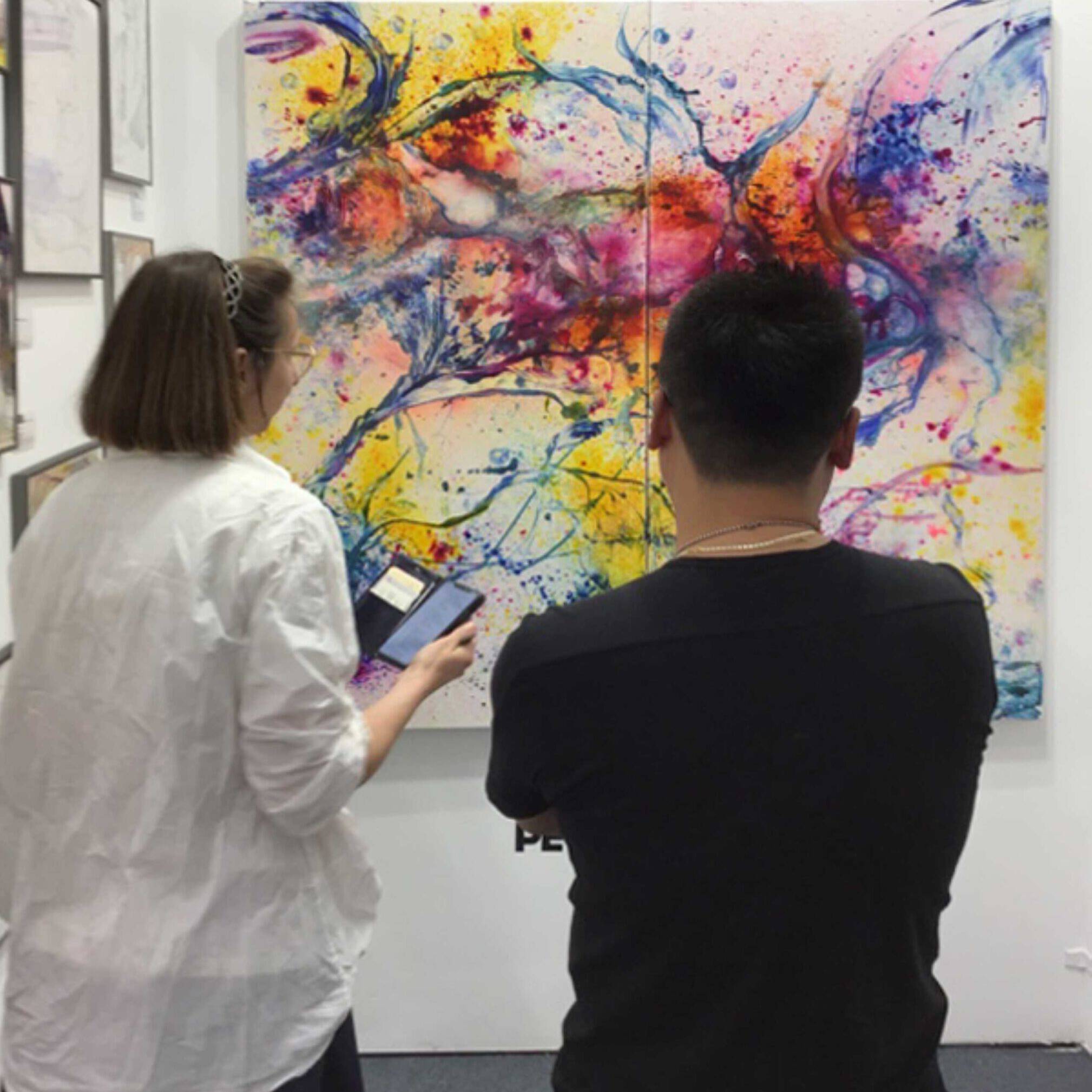 Kunstmesse, Peking, Besucher vor Gemälde
